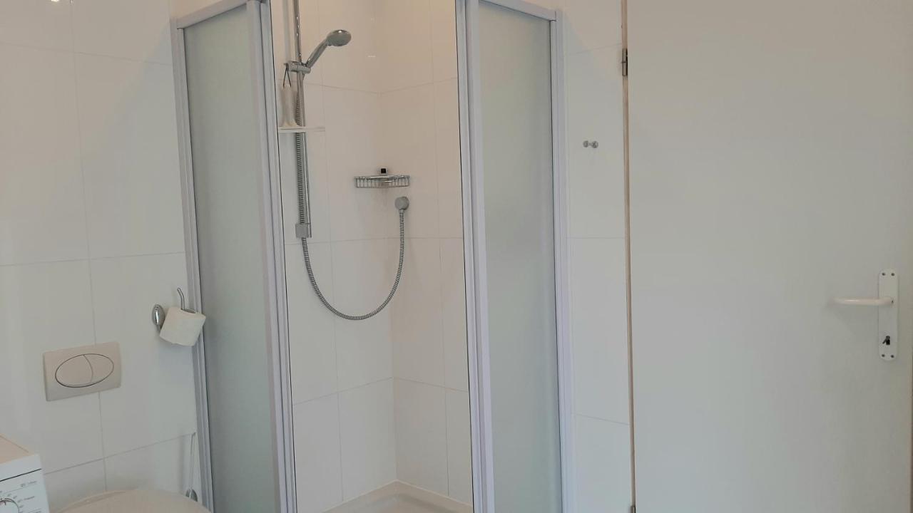 Helles Doppelzimmer Mit Bad, Terrasse Und Pool, Seperater Eingang, Liznjan, Istrien Eksteriør bilde