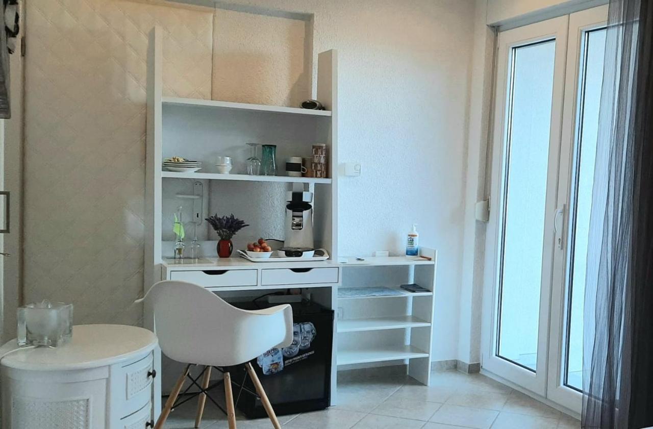 Helles Doppelzimmer Mit Bad, Terrasse Und Pool, Seperater Eingang, Liznjan, Istrien Eksteriør bilde